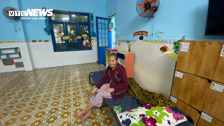 Cụ Lê Thị Châu được con trai chở đến sơ tán tại trường mầm non.