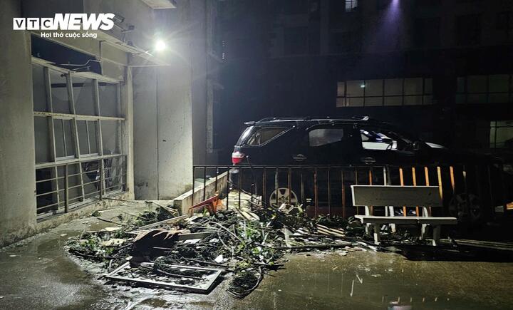 Ô tô của người dân được che chắn, chằng chéo cẩn thận nhưng vẫn bị bão số 13 lật đổ, vỡ kính.