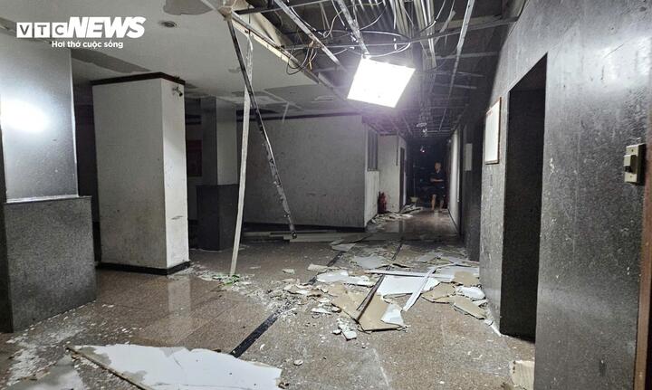 Trần nhà chung cư bị gió thổi tung.