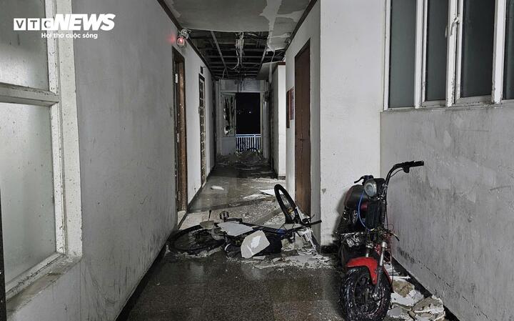 Dãy nhà trọ bị thiệt hại nặng, xe cộ hư hỏng.