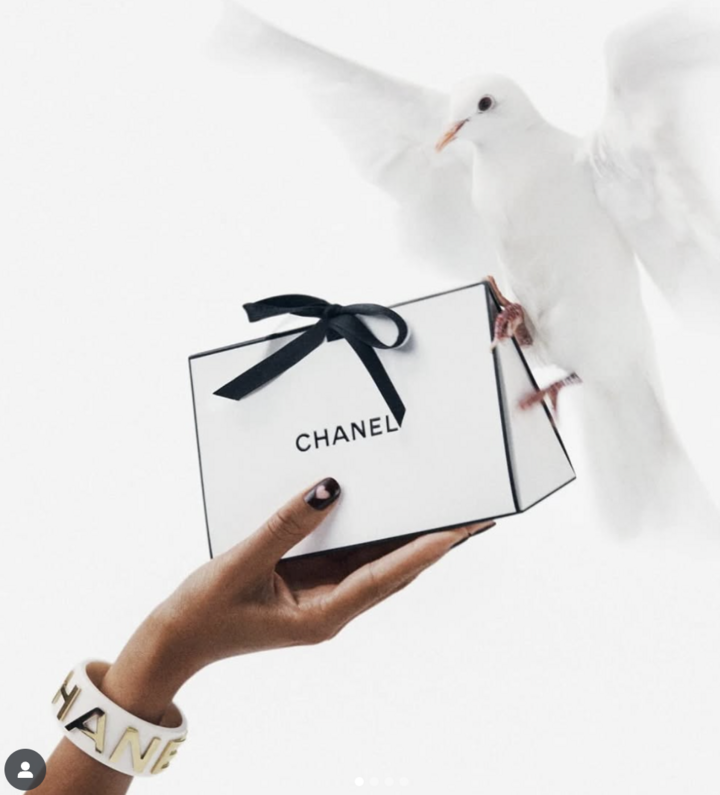 Avisha Tewani khiến nhiều người kinh ngạc khi có thể kiếm tới 80 triệu đồng mỗi ngày chỉ nhờ đôi bàn tay hoàn hảo.