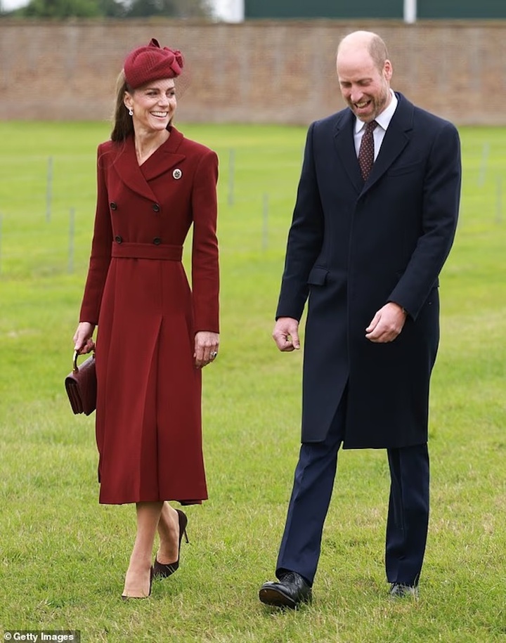 Quý cô đích thực có thể đi trên cỏ bằng giày cao gót một cách dễ dàng như Công nương xứ Wales (ảnh chụp tại Lâu đài Windsor vào tháng 9 trong chuyến thăm cấp nhà nước của tổng thống Donald Trump).