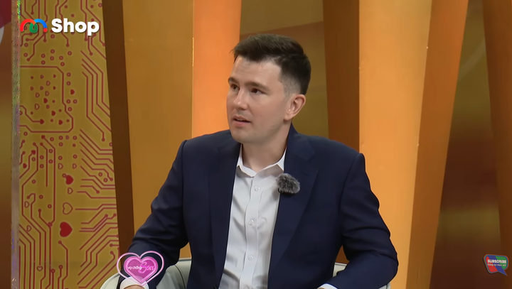 Clark "say nắng" vợ từ cái nhìn đầu tiên.