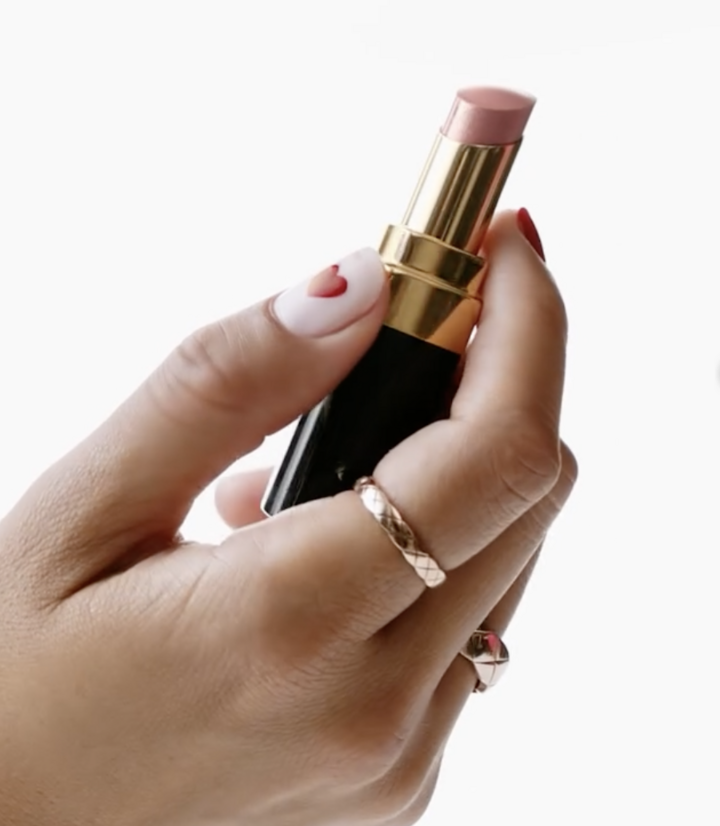 Cận cảnh bàn tay đẹp không tỳ vết của Avisha.