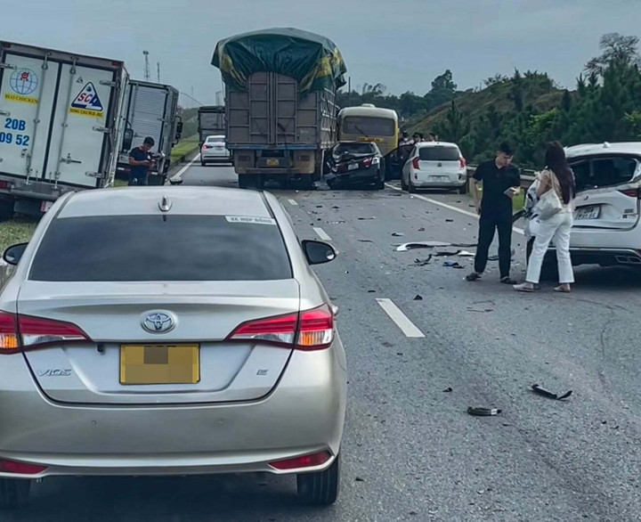 Nhiều mảnh vỡ văn xuống khắp mặt đường.