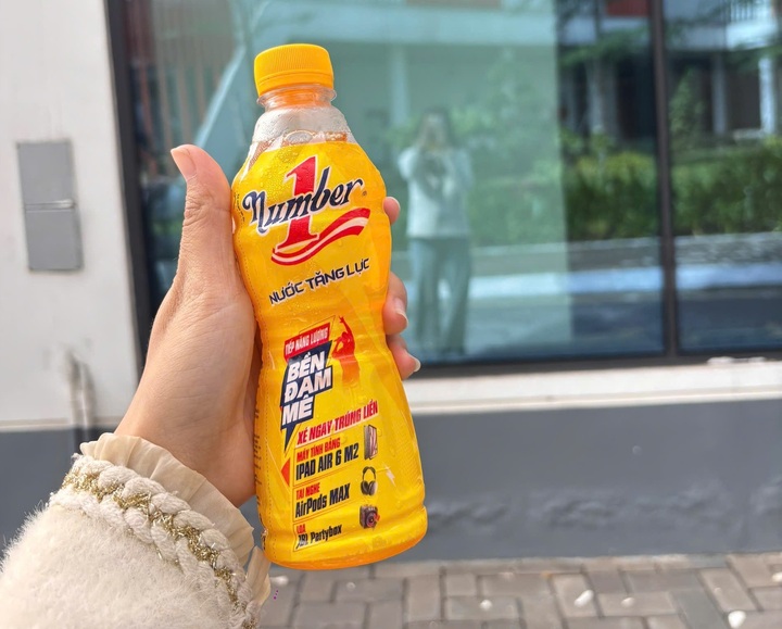 នៅក្នុងពិភពនៃសៀគ្វីអគ្គិសនី និងរលកអេឡិចត្រូម៉ាញេទិក លោក Khanh Dieu តែងតែរក្សាថាមពលវិជ្ជមានជាមួយនឹងលេខ 1 ដើម្បីបន្តចំណង់ចំណូលចិត្តរបស់គាត់ចំពោះការស្រាវជ្រាវបច្ចេកវិទ្យាជីវវេជ្ជសាស្ត្រ។ (រូបថត៖ NVCC)។