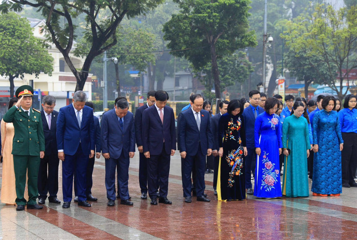 Lãnh đạo thành phố Hà Nội mặc niệm tưởng nhớ lãnh tụ V.I.Lênin.