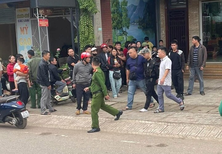 Nam thanh niên bị lực lượng chức năng bắt giữ sau khi cướp tiệm vàng.