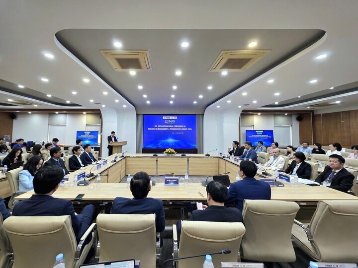 컨퍼런스 장면.