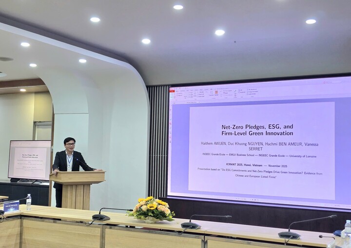 과학자들은 회의에서 보고서를 발표했습니다.