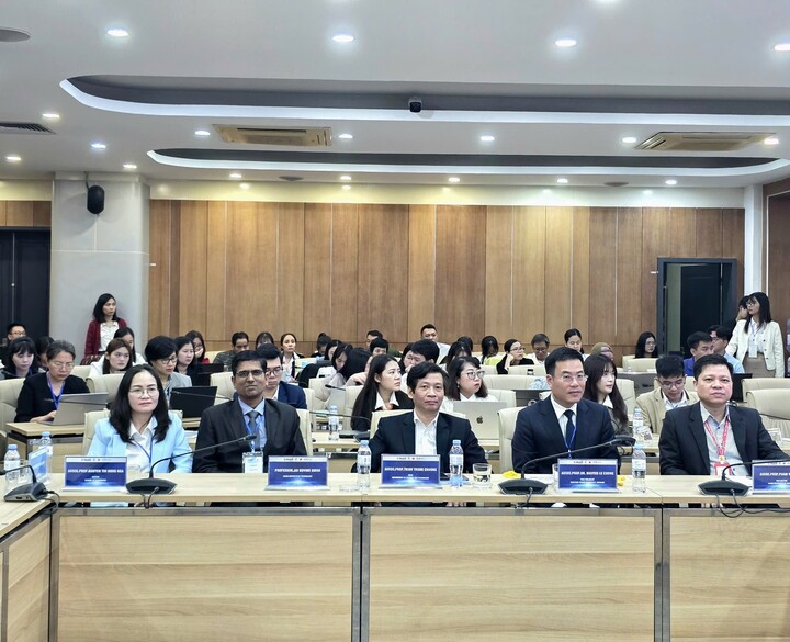 회의에 참석한 대표단.