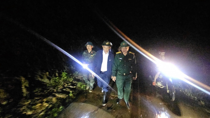 Ông Hồ Văn Mười, Chủ tịch UBND tỉnh Lâm Đồng (áo trắng) đi kiểm tra hiện trường hồ Cay An trong đêm.