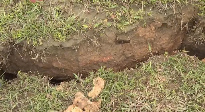 Vết nứt ở hồ Cay An.