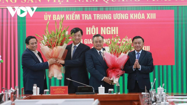 Thủ tướng Phạm Minh Chính và Thường trực Ban Bí thư Trần Cẩm Tú tặng hoa chúc mừng hai ông Nguyễn Duy Ngọc, Bí thư Thành ủy Hà Nội và ông Trần Sỹ Thanh, Chủ nhiệm Ủy ban Kiểm tra Trung ương.