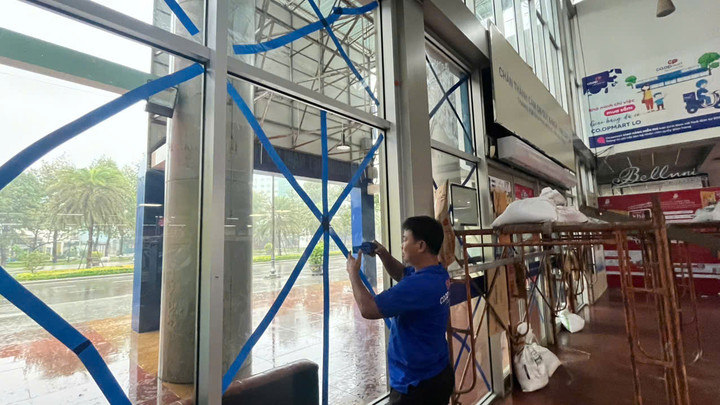 Cán bộ nhân viên chủ động gia cố hạ tầng, phòng tránh rủi ro cho khách hàng mua sắm.