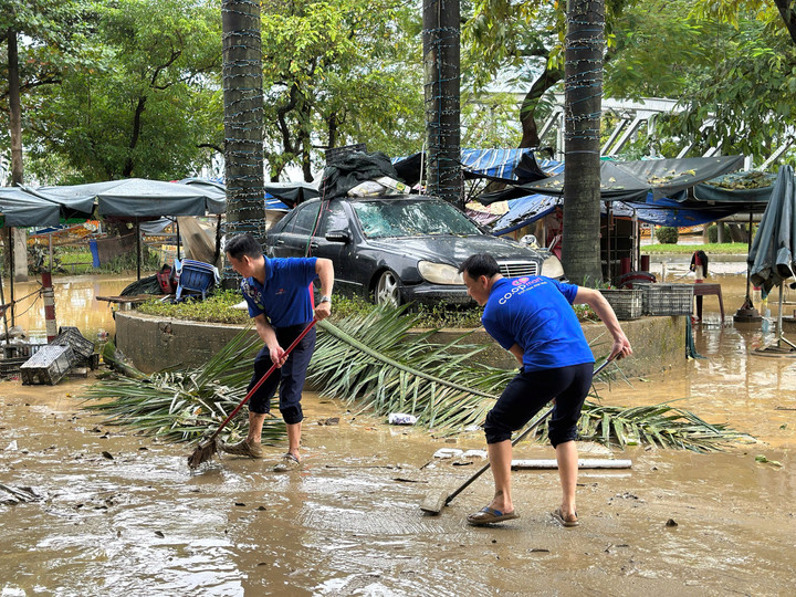Cán bộ, nhân viên Co.opmart kiên cường bám trụ, khắc phụ hậu quả để nhanh chóng mở cửa đón người dân.