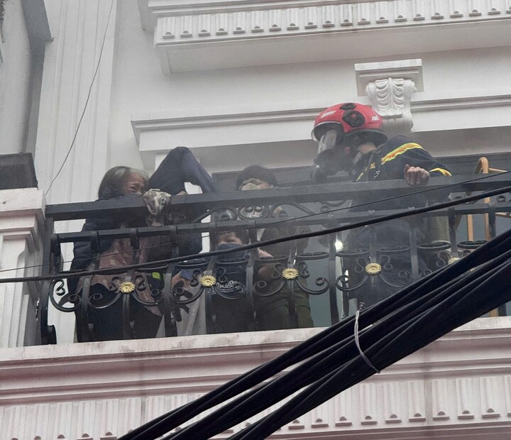 Lực lượng chức năng nỗ lực giải cứu các nạn nhân.