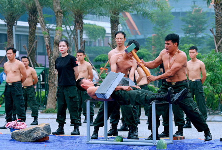 Chiến sĩ CSCĐ vận khí công để đồng đội dùng búa tạ đập đá và gạch.