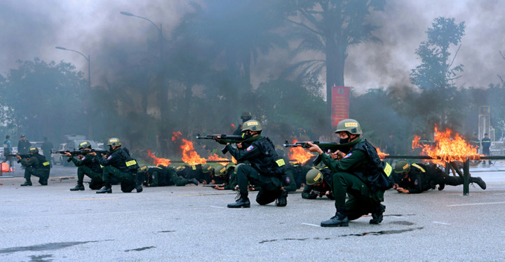 Các CBCS CSCĐ tinh thuệ biểu diễn kỹ chiến thuật vượt vật cản lao vòng lửa, kết hợp với kỹ năng sử dụng vũ khí, động vật nghiệp vụ áp sát mục tiêu.