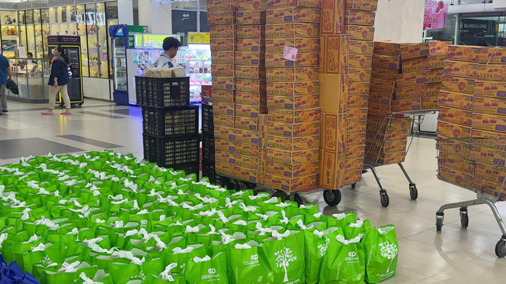 Co.opmart Đà Nẵng phối hợp với báo Tuổi Trẻ vận chuyển hàng cứu trợ đến vùng bị ảnh hưởng.