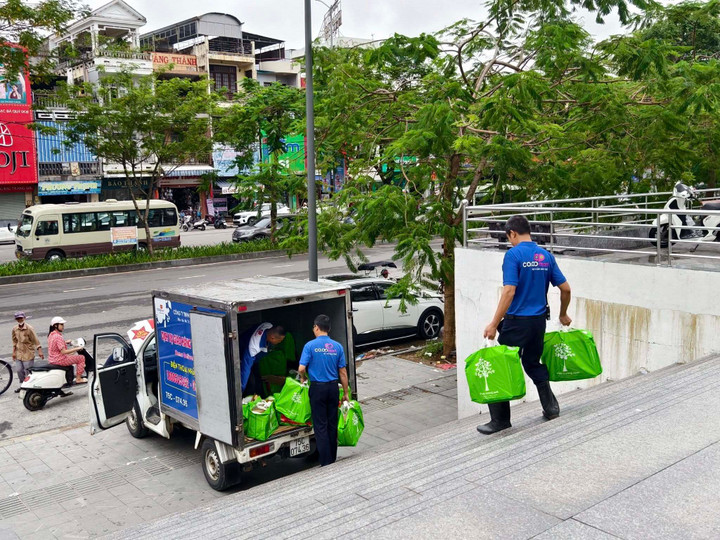 Co.opmart Huế phối hợp với mạnh thường quân, tổ chức thiện nguyện vận chuyển hàng cứu trợ đến vùng bị ảnh hưởng.