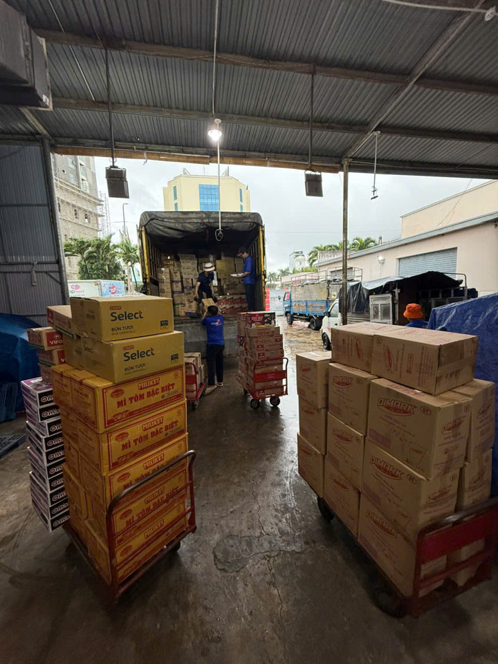 Co.opmart Quy Nhơn chủ động tăng cường tích trữ, đảm bảo hàng hóa thiết yếu phục vụ người dân sau bão.