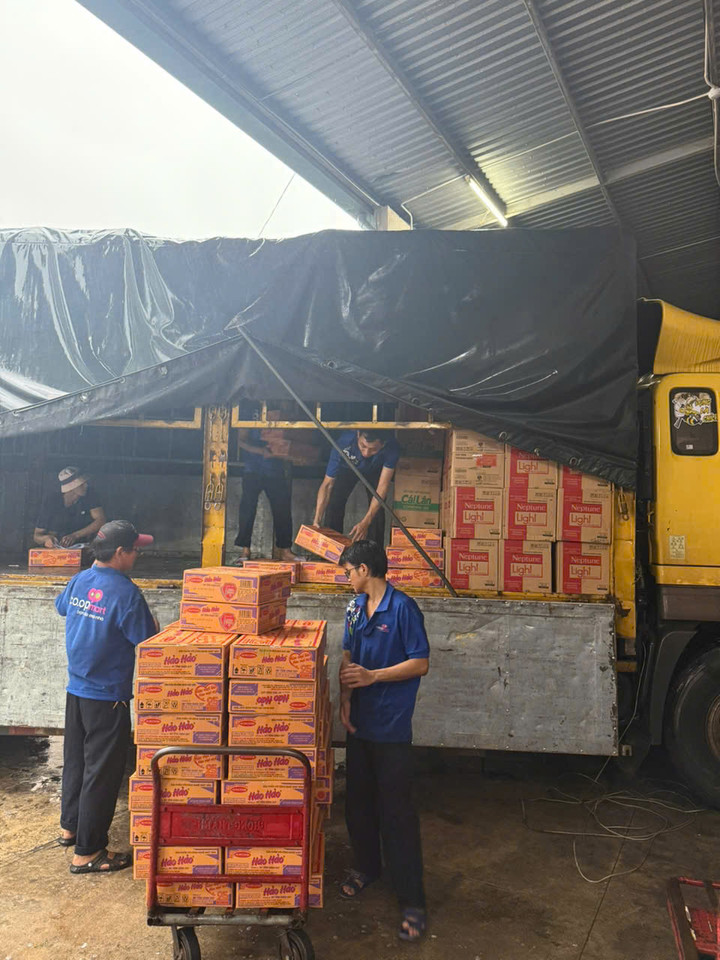 Co.opmart Quy Nhơn huy động nhân lực, tăng giờ làm việc để kịp thời bổ sung hàng hóa cho người dân.