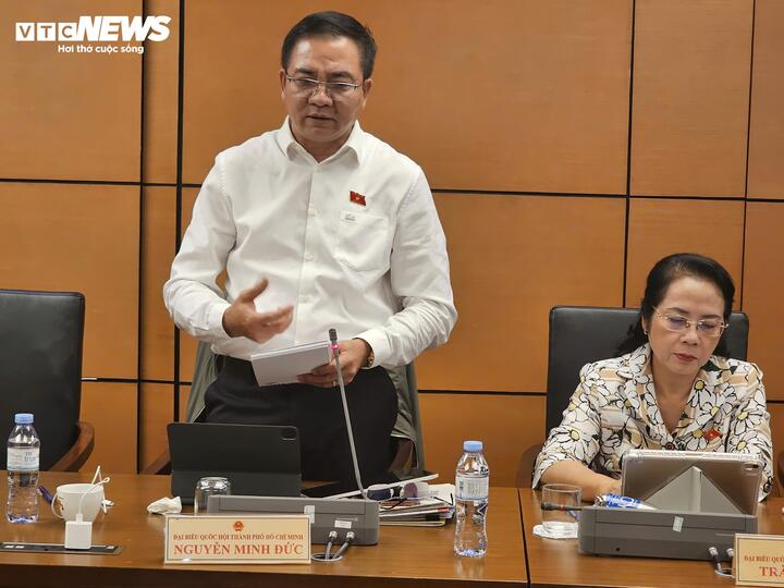 Делегат Нгуен Минь Дык.