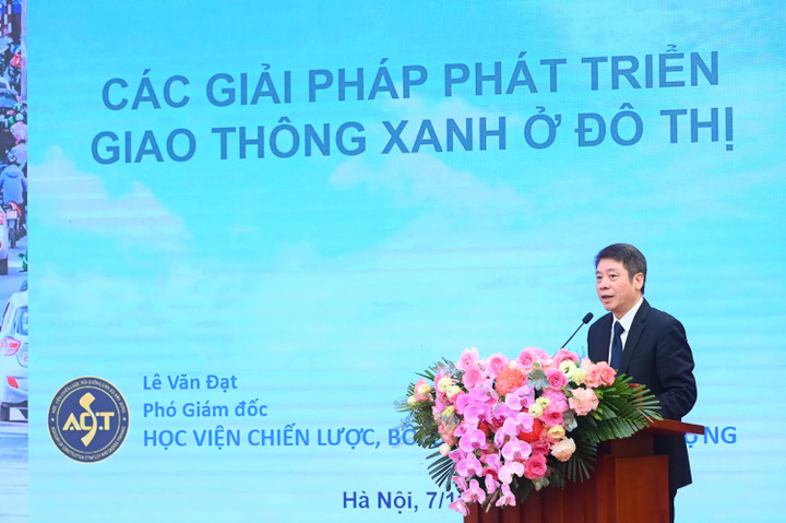 Ông Lê Văn Đạt-Phó Giám đốc Học viện Chiến lược, Bồi dưỡng cán bộ xây dựng (Bộ Xây dựng) phát biểu tại diễn đàn.