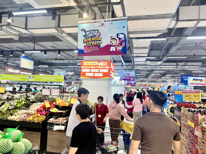 Đông đảo khách hàng đến mua sắm, hưởng ưu đãi khai trương tại Co.opmart Thống Nhất.