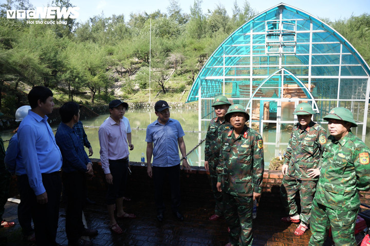 Ông Hoàng Hải Minh - Phó Chủ tịch UBND TP Huế chỉ đạo phương án khắc phục, bảo vệ tháp Chăm Phú Diên trước thực trạng di tích này bị ngâm nước nhiều ngày. (Ảnh: Ngọc Minh)