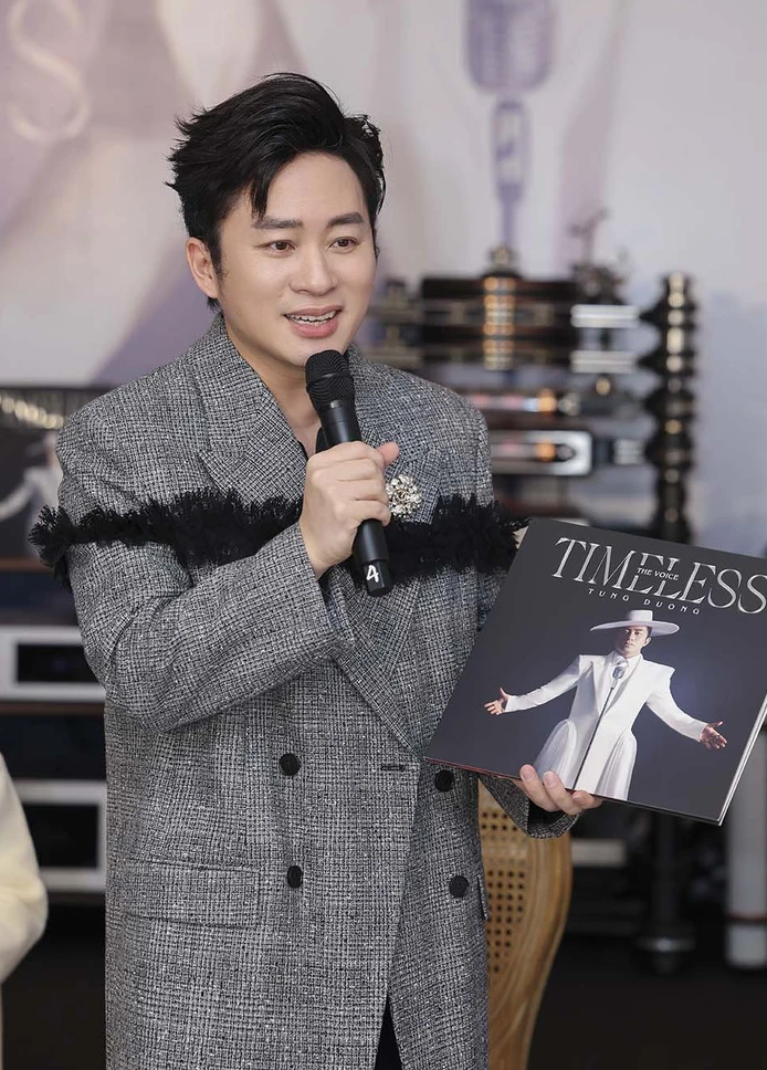 ទុង ឌួង ចេញអាល់ប៊ុមវីនីលដំបូងរបស់ខ្លួនមានចំណងជើងថា The Voice - Timeless