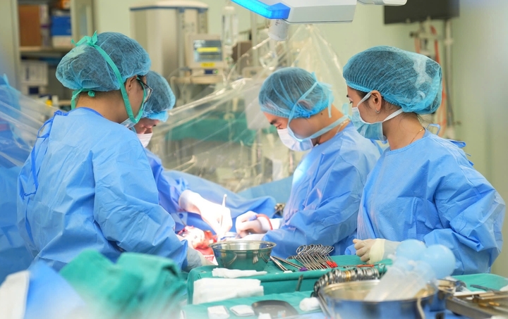 Bác sĩ phẫu thuật ghép gan cho người bệnh.