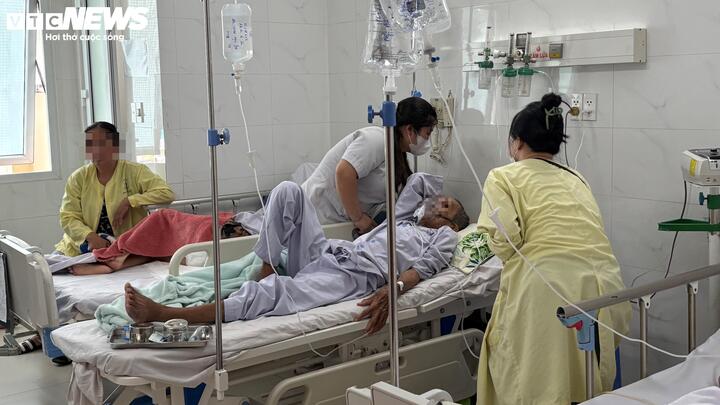 Số ca bệnh suy hô hấp nặng gia tăng đột biến.