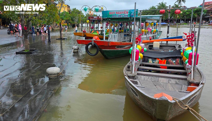 Phố cổ Hội An mở cửa đón khách trở lại sau nhiều ngày tạm dừng vì lũ lụt