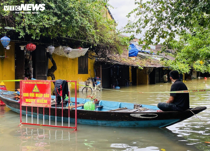 Trước đó, trận mưa lũ lịch sử khiến Hội An chìm trong biển nước