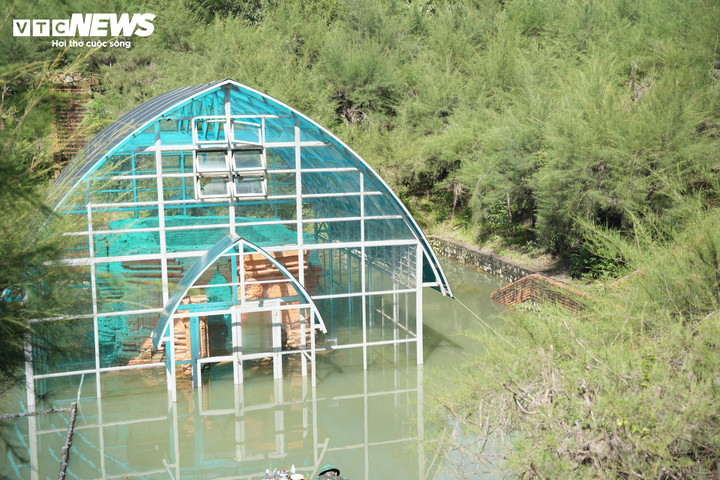 Tháp Chăm Phú Diên vẫn chìm trong nước sau trận mưa lũ lịch sử, kéo dài ở TP Huế. (Ảnh: Ngọc Minh)