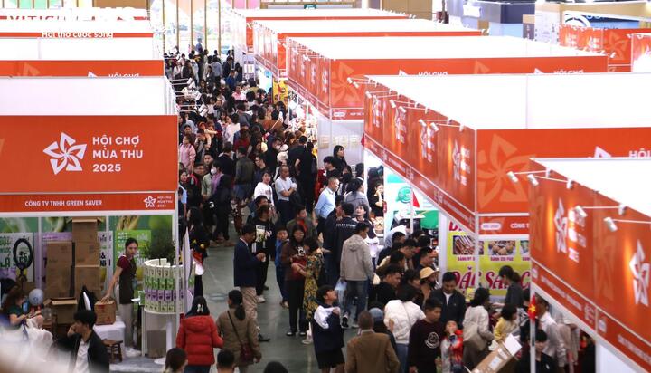 Người dân tham gia trải nghiệm các gian hàng tại Hội chợ mùa thu lần thứ nhất - năm 2025.