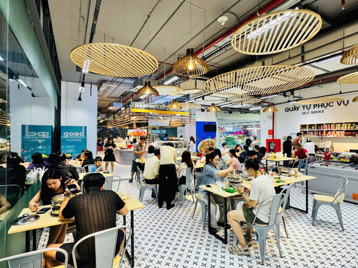 Khu foodcourt hiện đại là điểm nhấn độc đáo, kết hợp hài hòa ẩm thực.