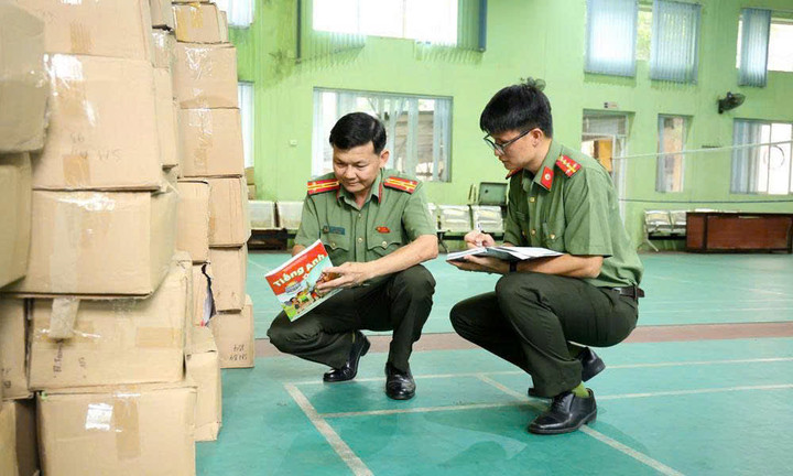 Cán bộ Phòng An ninh chính trị nội bộ Công an tỉnh Bắc Ninh kiểm tra tang vật vụ án. (Ảnh: CTT CA tỉnh Bắc Ninh)