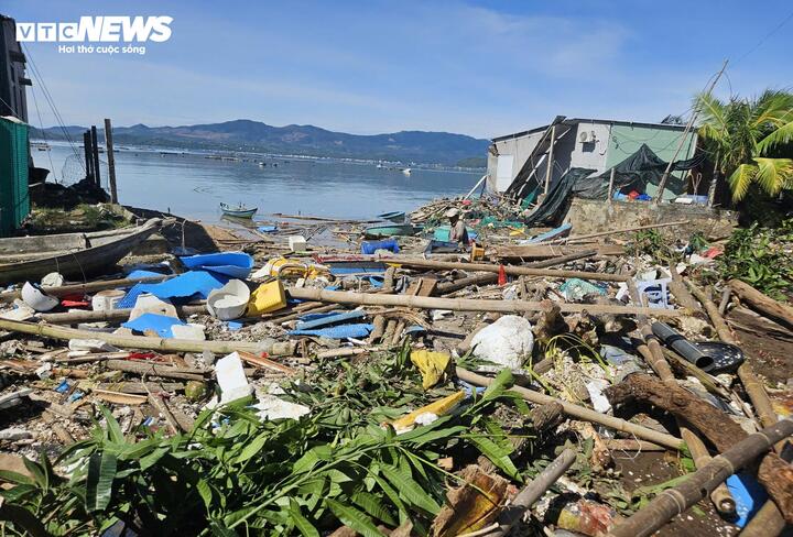 Räkburar, människors levebröd, spolades upp på land av vågorna.