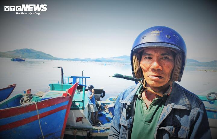 Herr Truong Duy, en lokal invånare vars två båtar förstördes, sa att även om han drog båtarna till land och säkrade dem noggrant, förväntade han sig inte att vinden skulle vara så stark att den svepte bort dem alla på bara en natt.