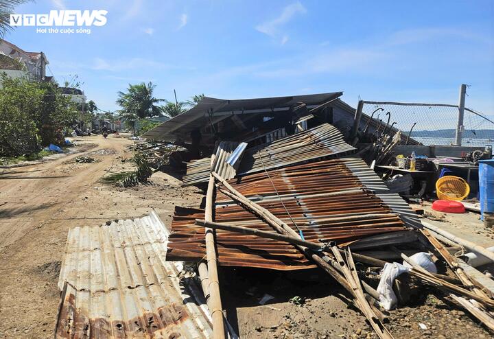 Inte bara båtar, utan även lokalbefolkningens hus längs lagunen förstördes av vågorna.