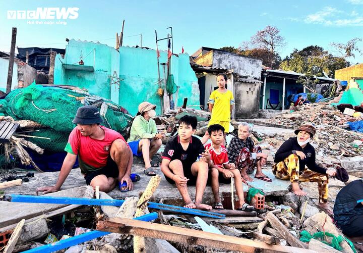 Sau một đêm tránh trú bão trở về thì tất cả chỉ còn là khoảng trống, bão Kalmaegi "nuốt" mất làng, người dân làng chài Xuân Thạnh chỉ biết lặng lẽ giữa đống đổ nát, mặt ai cũng đờ đẫn vì nhà không còn.