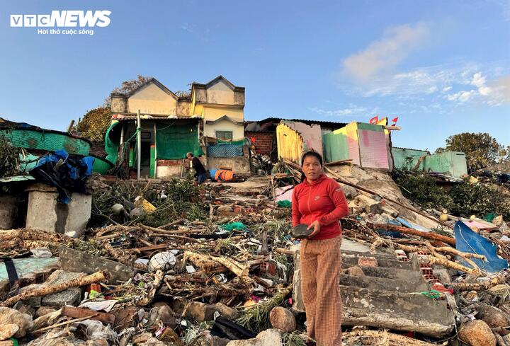 Trước đó đầu tháng 11/2025, làng chài Xuân Thạnh hứng chịu sự tàn phá kinh hoàng từ bão Kalmaegi. Hàng trăm ngôi nhà nằm nép mình bên triền cát đều trở thành bãi gạch vụn, đổ nát.