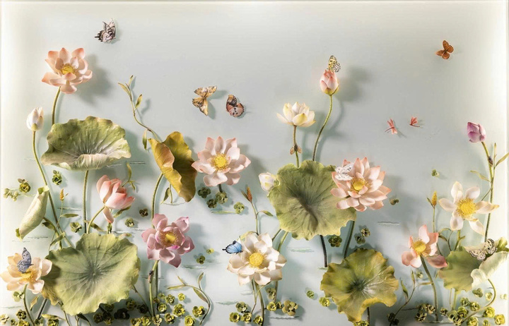 Bức tranh sen làm từ gốm sứ.