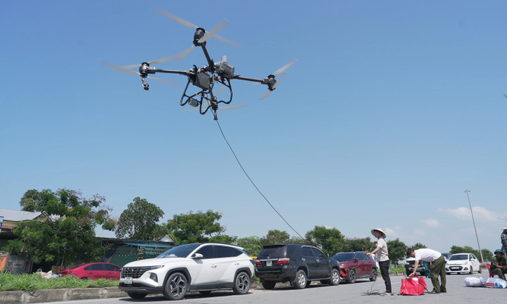 Máy bay không người lái vận chuyển hàng cứu trợ cho người dân trong vùng bị cô lập tại Thái Nguyên hồi tháng 10. (Ảnh: Trần Thọ)