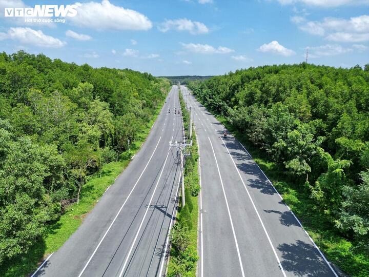 Miejska kolej łącząca Can Gio biegnie równolegle do leśnej drogi Sac w Can Gio. (Zdjęcie: Luong Y)