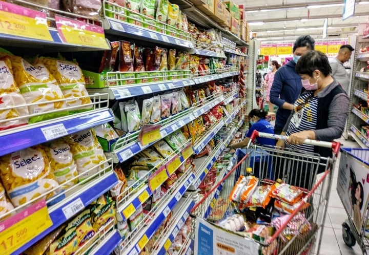 Người dân chọn mua sắm ở siêu thị nhiều hơn trước. (Ảnh: Đ.V)