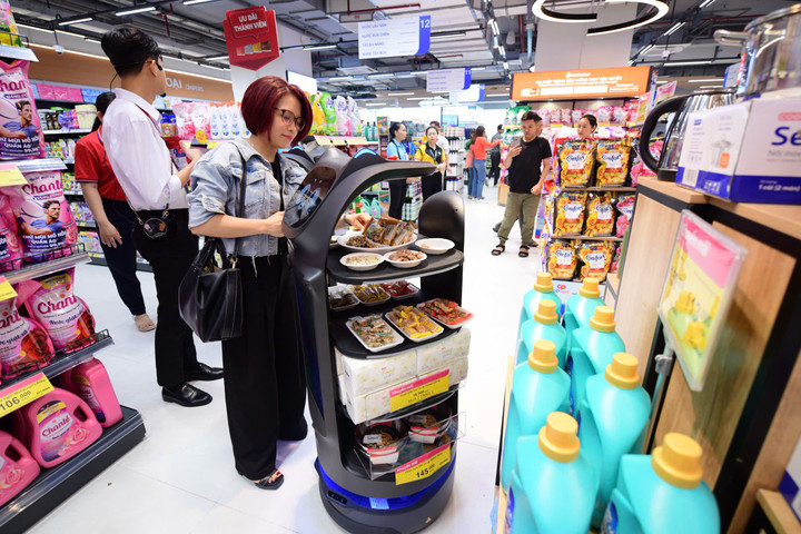 Robot giới thiệu và cho phép thử sản phẩm mang lại trải nghiệm tương tác thú vị.